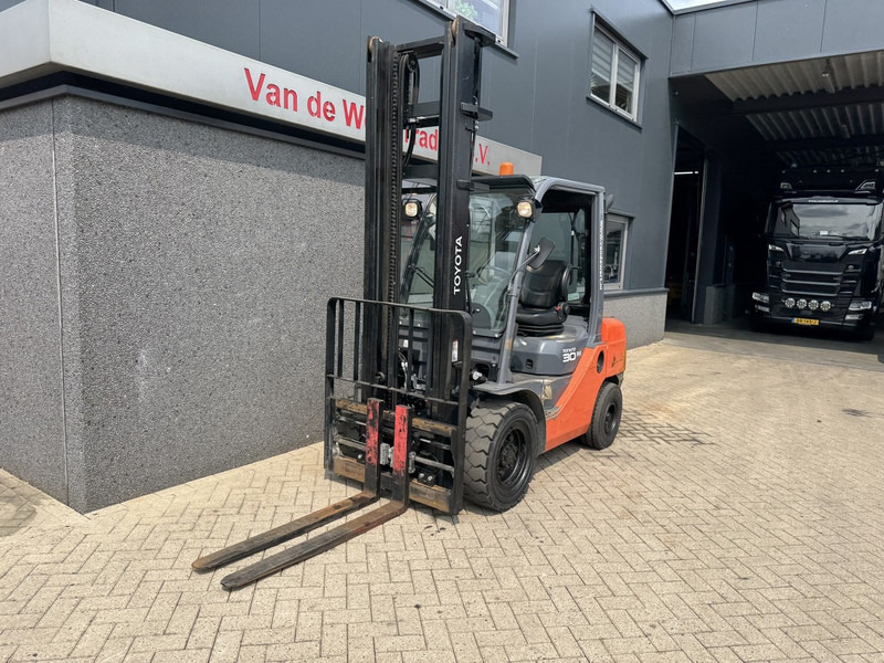 Toyota 02-8 FDF 30 - Dieselstapler: das Bild 3 Toyota 02-8 FDF 30 - Dieselstapler: das Bild 3