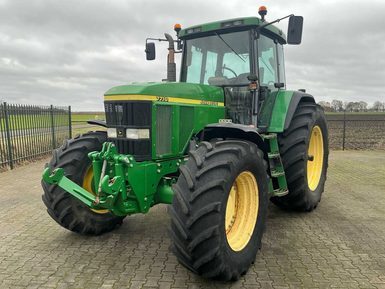 2002 JOHN DEERE 7710 FOUR WHEEL DRIVE FARM TRACTOR - Traktor: das Bild 1 2002 JOHN DEERE 7710 FOUR WHEEL DRIVE FARM TRACTOR - Traktor: das Bild 1