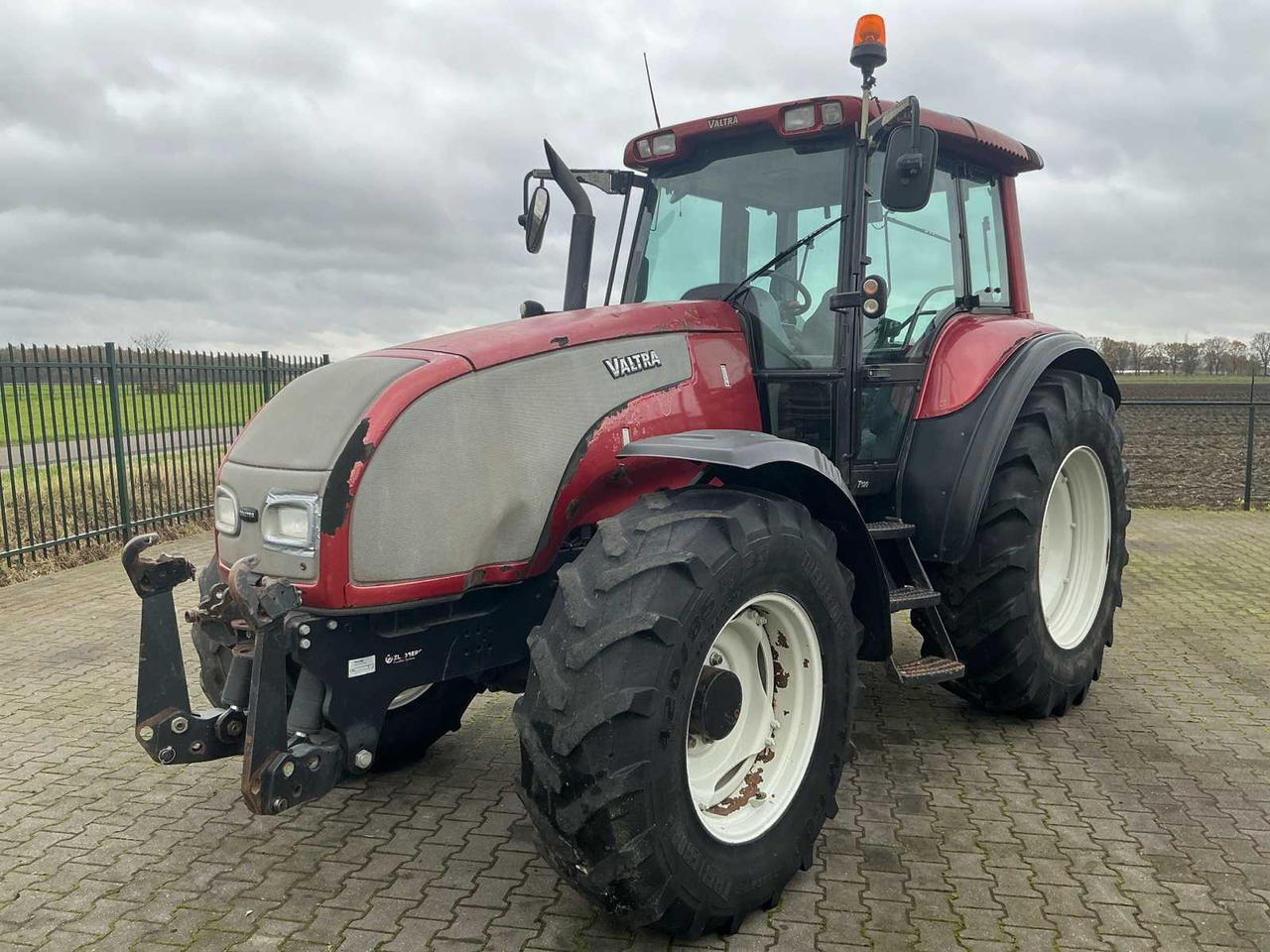 2004 VALTRA T120 ALL-WHEEL DRIVE FARM TRACTOR - Traktor: das Bild 1 2004 VALTRA T120 ALL-WHEEL DRIVE FARM TRACTOR - Traktor: das Bild 1