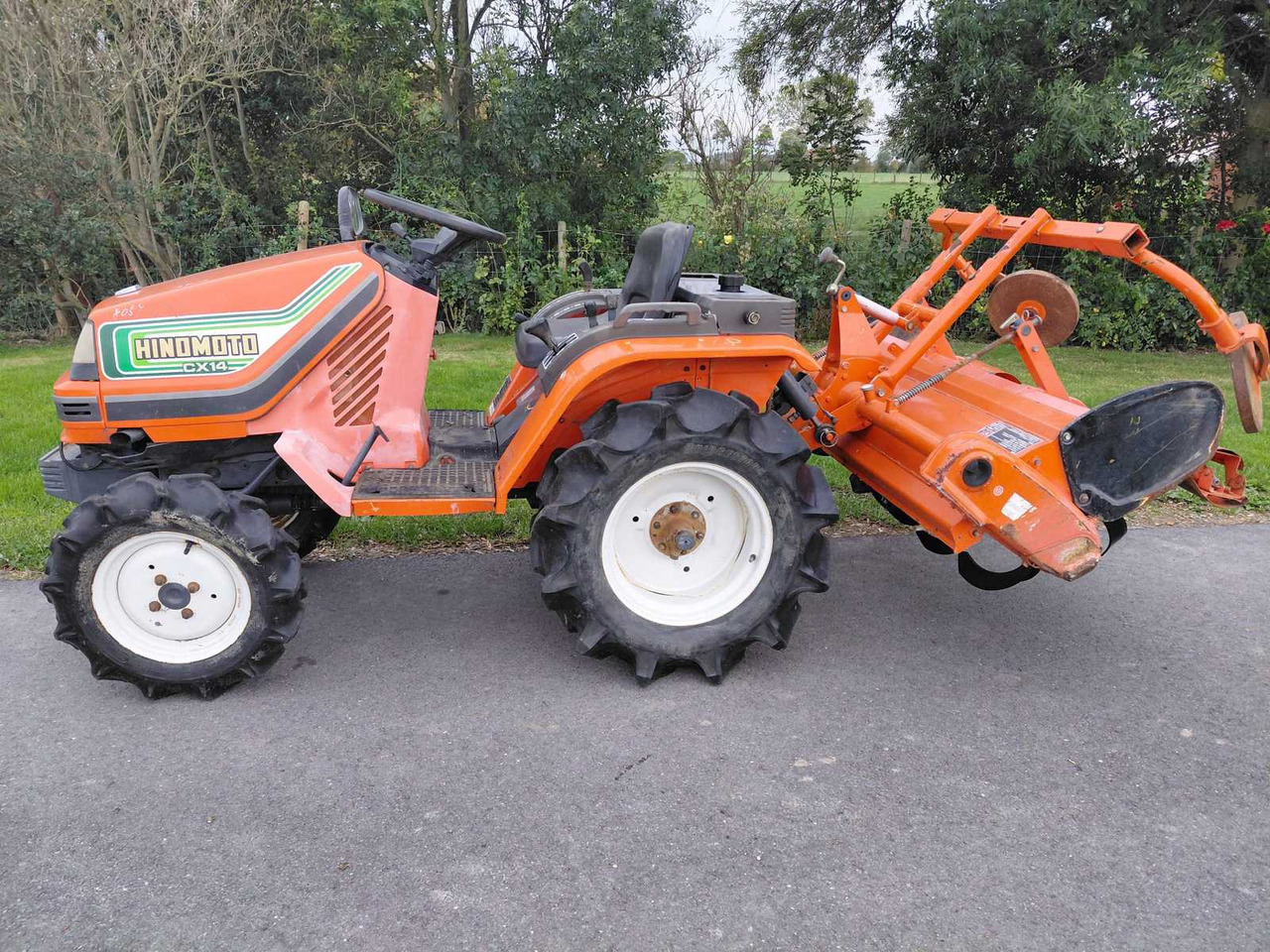 Hinomoto C14 - Kleintraktor: das Bild 4 Hinomoto C14 - Kleintraktor: das Bild 4