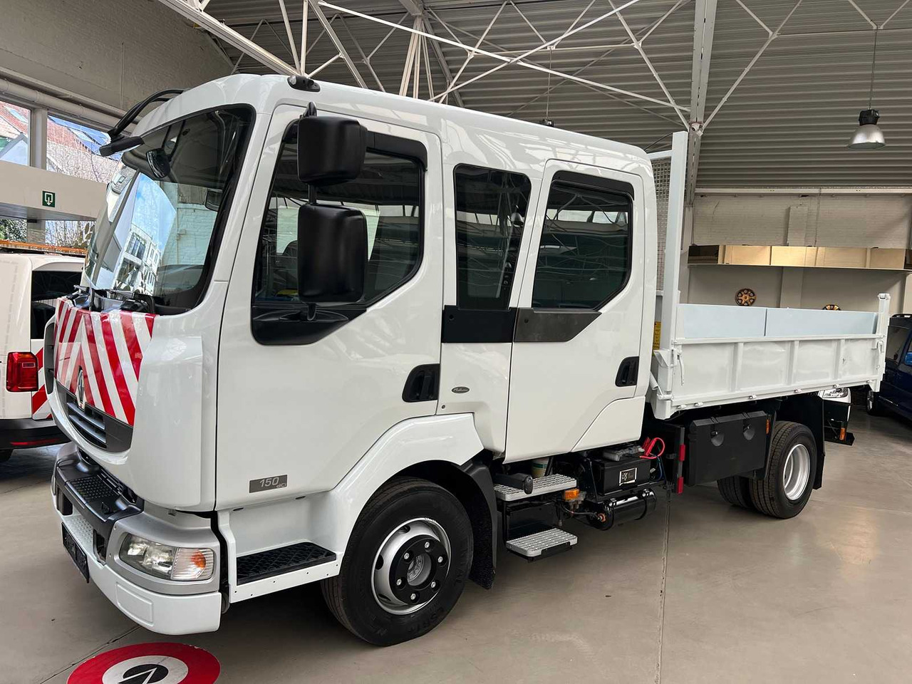 2006 RENAULT MIDLUM DOUBLE CAB TIPPER - LKW: das Bild 3 2006 RENAULT MIDLUM DOUBLE CAB TIPPER - LKW: das Bild 3