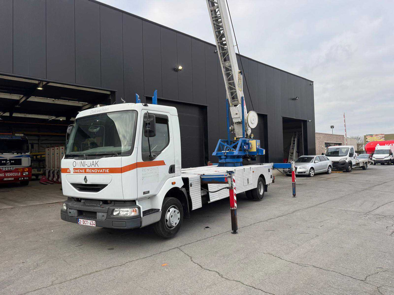 RENAULT MIDLUM CRANE TRUCK - LKW: das Bild 2 RENAULT MIDLUM CRANE TRUCK - LKW: das Bild 2