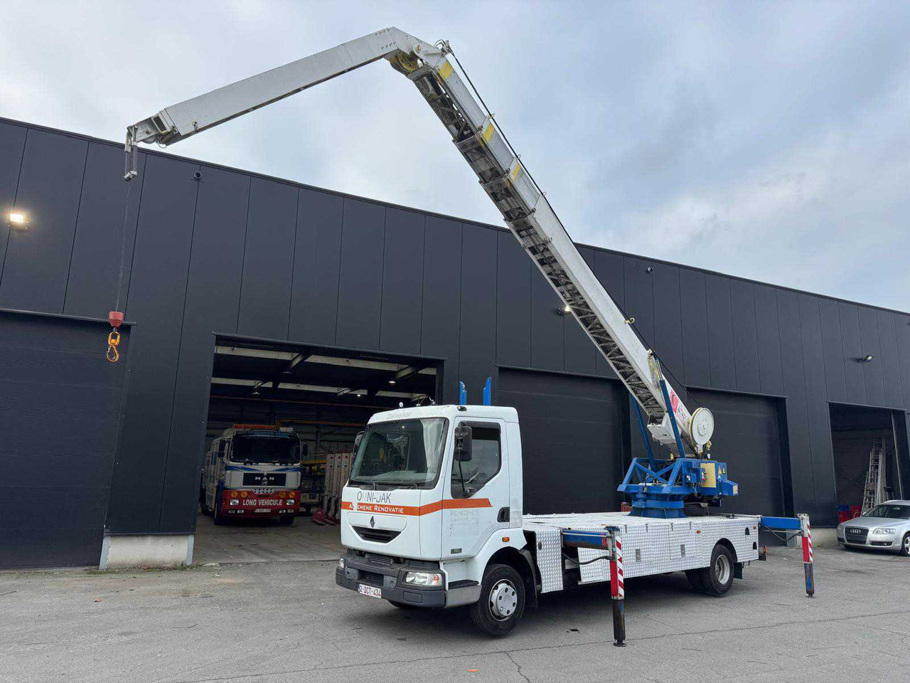 RENAULT MIDLUM CRANE TRUCK - LKW: das Bild 3 RENAULT MIDLUM CRANE TRUCK - LKW: das Bild 3