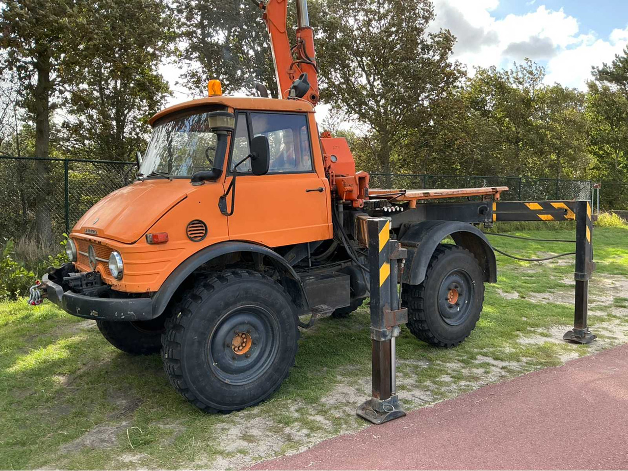 Mercedes-benz Unimog 406 - Landwirtschaftlicher Anhänger: das Bild 5 Mercedes-benz Unimog 406 - Landwirtschaftlicher Anhänger: das Bild 5
