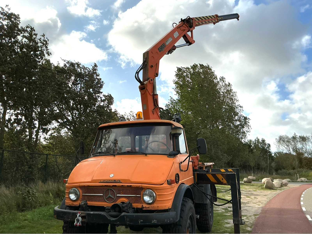Mercedes-benz Unimog 406 - Landwirtschaftlicher Anhänger: das Bild 4 Mercedes-benz Unimog 406 - Landwirtschaftlicher Anhänger: das Bild 4