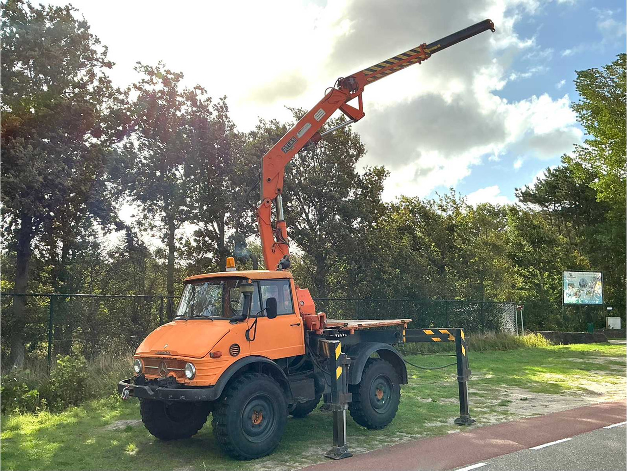 Mercedes-benz Unimog 406 - Landwirtschaftlicher Anhänger: das Bild 2 Mercedes-benz Unimog 406 - Landwirtschaftlicher Anhänger: das Bild 2
