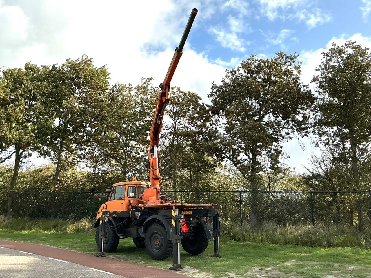 Mercedes-benz Unimog 406 - Landwirtschaftlicher Anhänger: das Bild 3 Mercedes-benz Unimog 406 - Landwirtschaftlicher Anhänger: das Bild 3