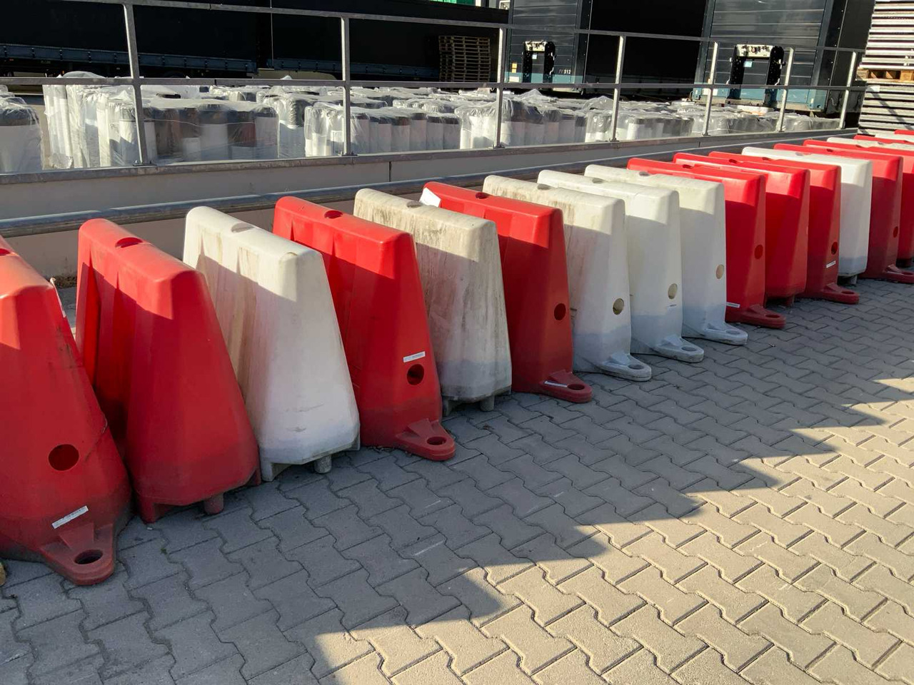 Weightable plastic barriers (35x) - Baugeräte: das Bild 1 Weightable plastic barriers (35x) - Baugeräte: das Bild 1