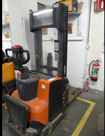 REF:2245.18.36 - Gerbeur électrique BT Staxio SWE120 L - Hochhubwagen: das Bild 2 REF:2245.18.36 - Gerbeur électrique BT Staxio SWE120 L - Hochhubwagen: das Bild 2