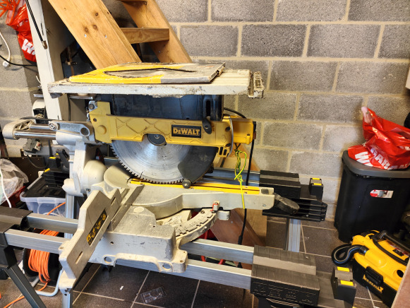 Scie à onglet DEWALT D27111 - Metallbearbeitungsmaschine: das Bild 5 Scie à onglet DEWALT D27111 - Metallbearbeitungsmaschine: das Bild 5