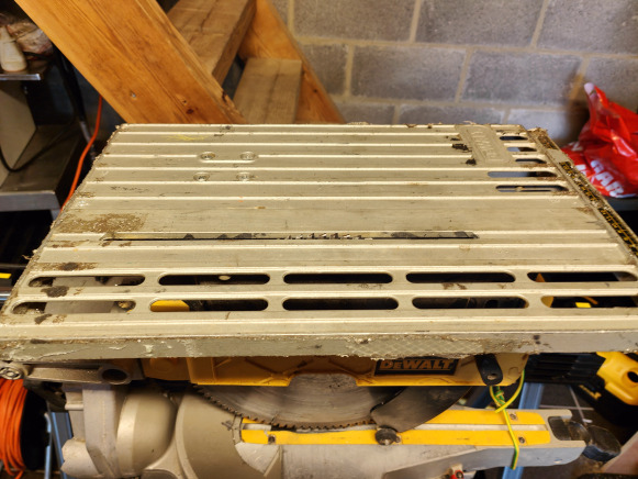 Scie à onglet DEWALT D27111 - Metallbearbeitungsmaschine: das Bild 3 Scie à onglet DEWALT D27111 - Metallbearbeitungsmaschine: das Bild 3