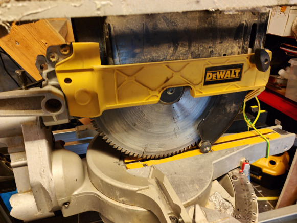 Scie à onglet DEWALT D27111 - Metallbearbeitungsmaschine: das Bild 2 Scie à onglet DEWALT D27111 - Metallbearbeitungsmaschine: das Bild 2