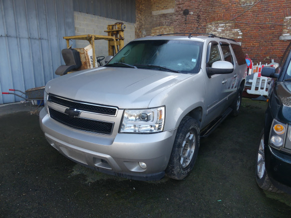Voiture Chevrolet Suburban (2006-355.000 km) Numéro de châssis : 1GNFK16327J170092 - Kilométrage : 355000 - Transporter mit Doppelkabine: das Bild 1 Voiture Chevrolet Suburban (2006-355.000 km) Numéro de châssis : 1GNFK16327J170092 - Kilométrage : 355000 - Transporter mit Doppelkabine: das Bild 1