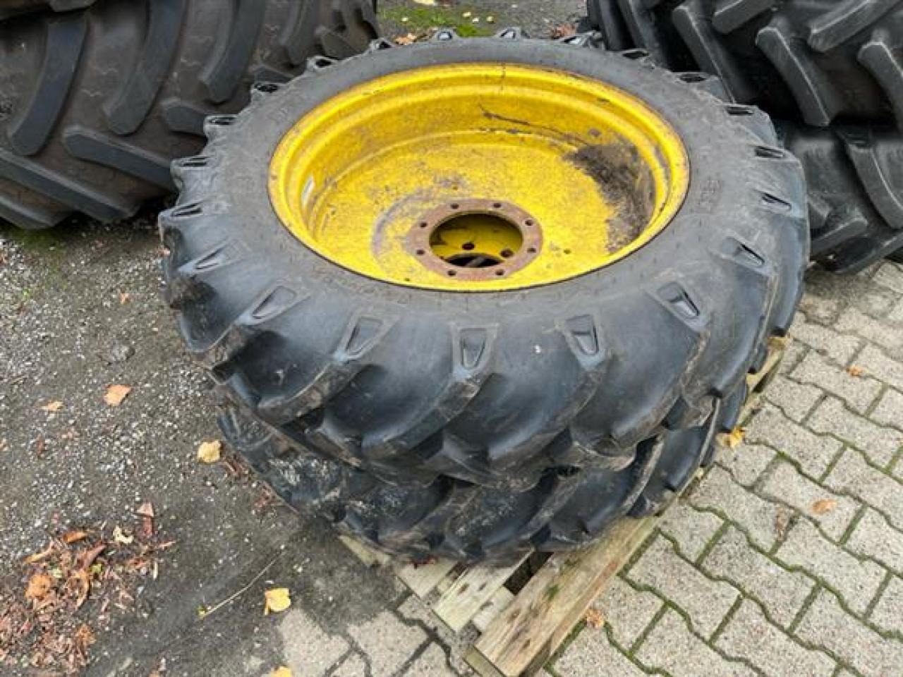 BKT 12.4-32 - Reifen für Landmaschine: das Bild 1 BKT 12.4-32 - Reifen für Landmaschine: das Bild 1