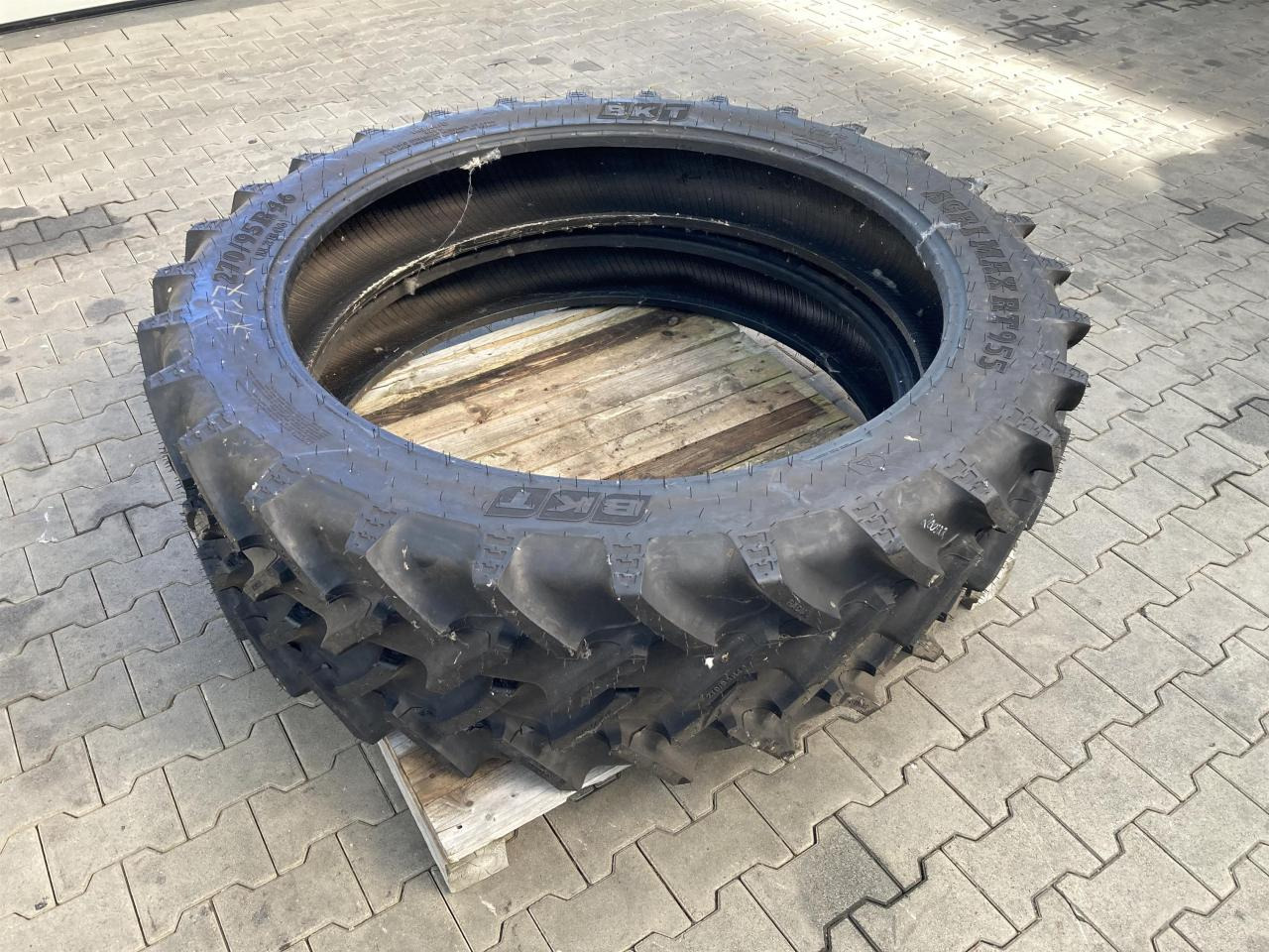 BKT 270/95R46 - Reifen für Landmaschine: das Bild 1 BKT 270/95R46 - Reifen für Landmaschine: das Bild 1