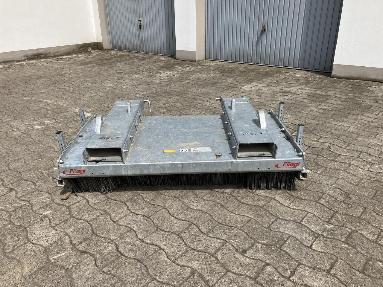 Fliegl Löwe 1,50m - Kehrbesen für Kommunal-/ Sonderfahrzeug: das Bild 1 Fliegl Löwe 1,50m - Kehrbesen für Kommunal-/ Sonderfahrzeug: das Bild 1
