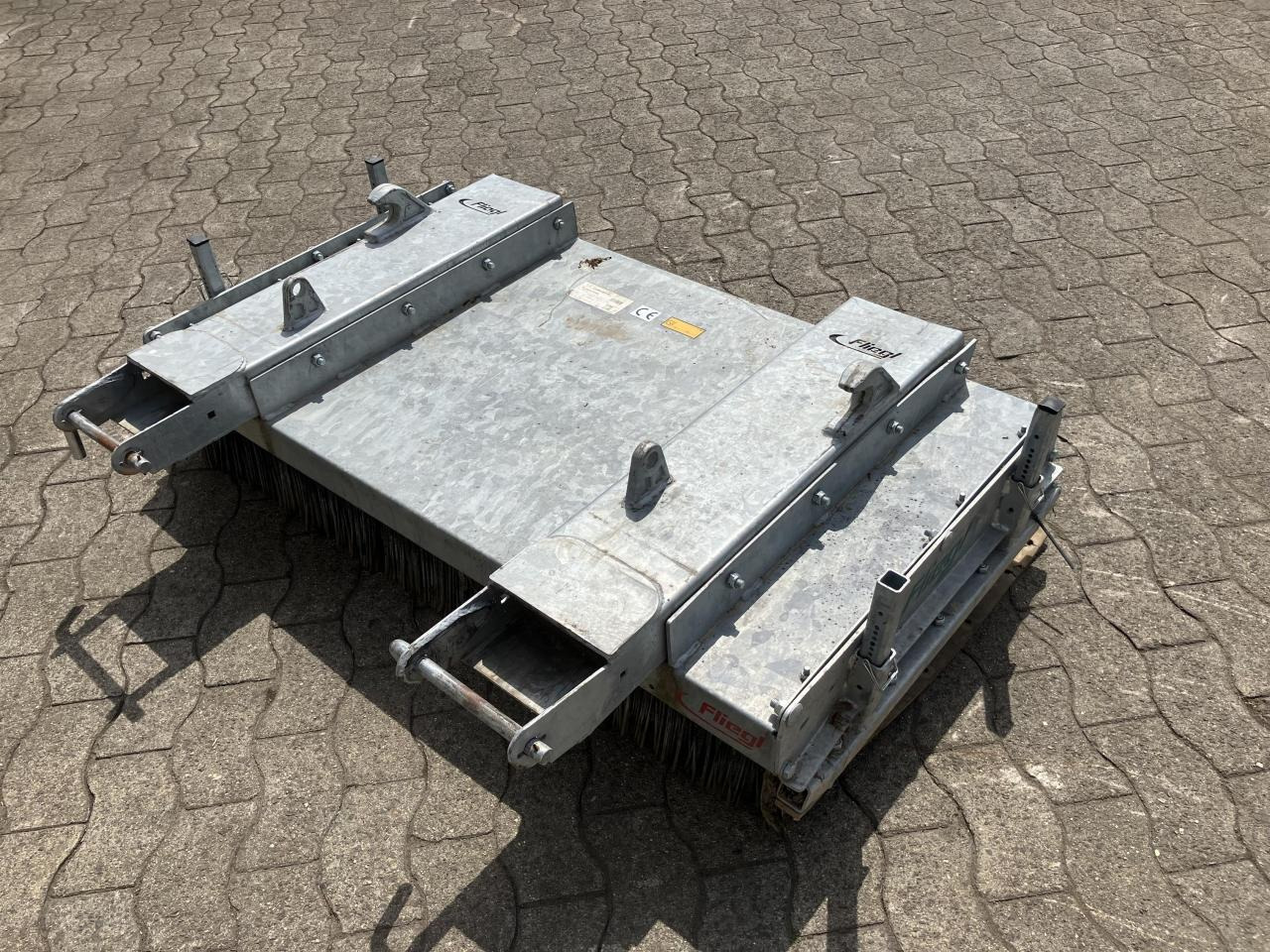 Fliegl Löwe 1,50m - Kehrbesen für Kommunal-/ Sonderfahrzeug: das Bild 4 Fliegl Löwe 1,50m - Kehrbesen für Kommunal-/ Sonderfahrzeug: das Bild 4