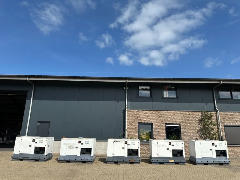 Iveco FPT F32 AM1A Leroy Somer 32 kVA Silent generatorset 239 hours ! - Stromgenerator: das Bild 2 Iveco FPT F32 AM1A Leroy Somer 32 kVA Silent generatorset 239 hours ! - Stromgenerator: das Bild 2