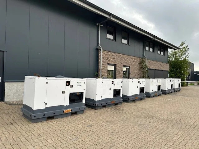 Iveco FPT F32 AM1A Leroy Somer 32 kVA Silent generatorset 251 hours ! - Stromgenerator: das Bild 3 Iveco FPT F32 AM1A Leroy Somer 32 kVA Silent generatorset 251 hours ! - Stromgenerator: das Bild 3