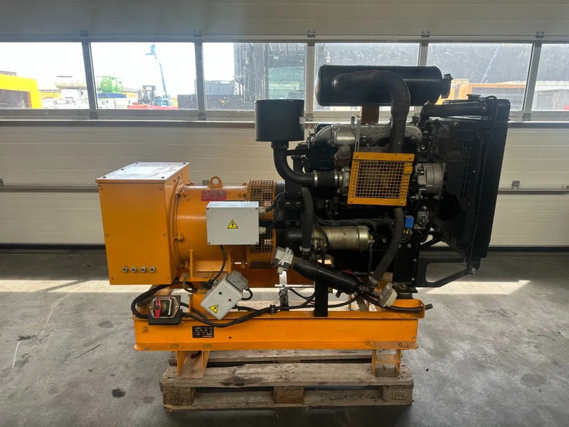 Perkins T4.236 SDMO Leroy Somer 60 kVA noodstroom generatorset 148 hours ! - Stromgenerator: das Bild 1 Perkins T4.236 SDMO Leroy Somer 60 kVA noodstroom generatorset 148 hours ! - Stromgenerator: das Bild 1