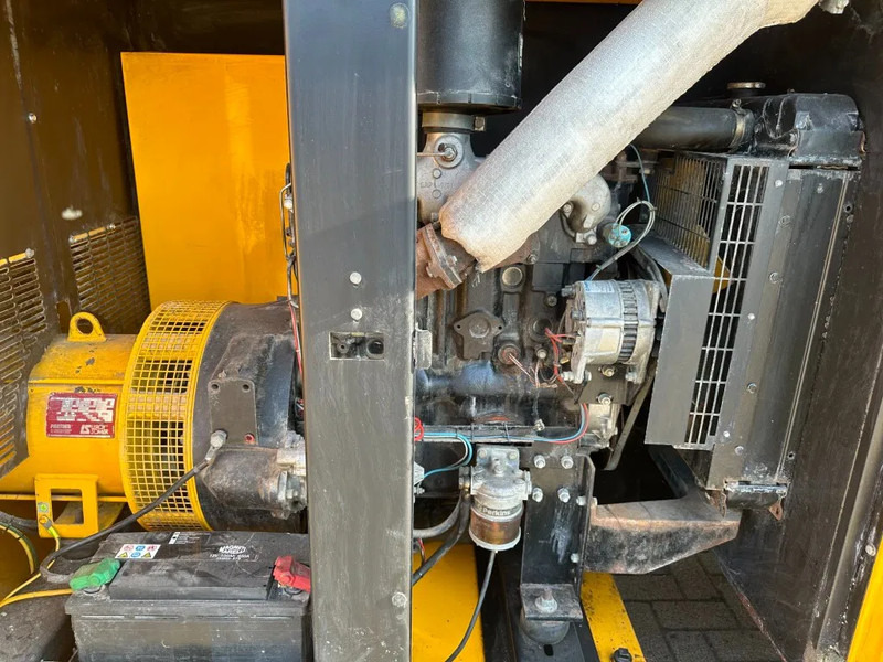 SDMO Perkins Leroy Somer 40 kVA Silent generatorset ex Emergency 206 hours ! - Stromgenerator: das Bild 3 SDMO Perkins Leroy Somer 40 kVA Silent generatorset ex Emergency 206 hours ! - Stromgenerator: das Bild 3