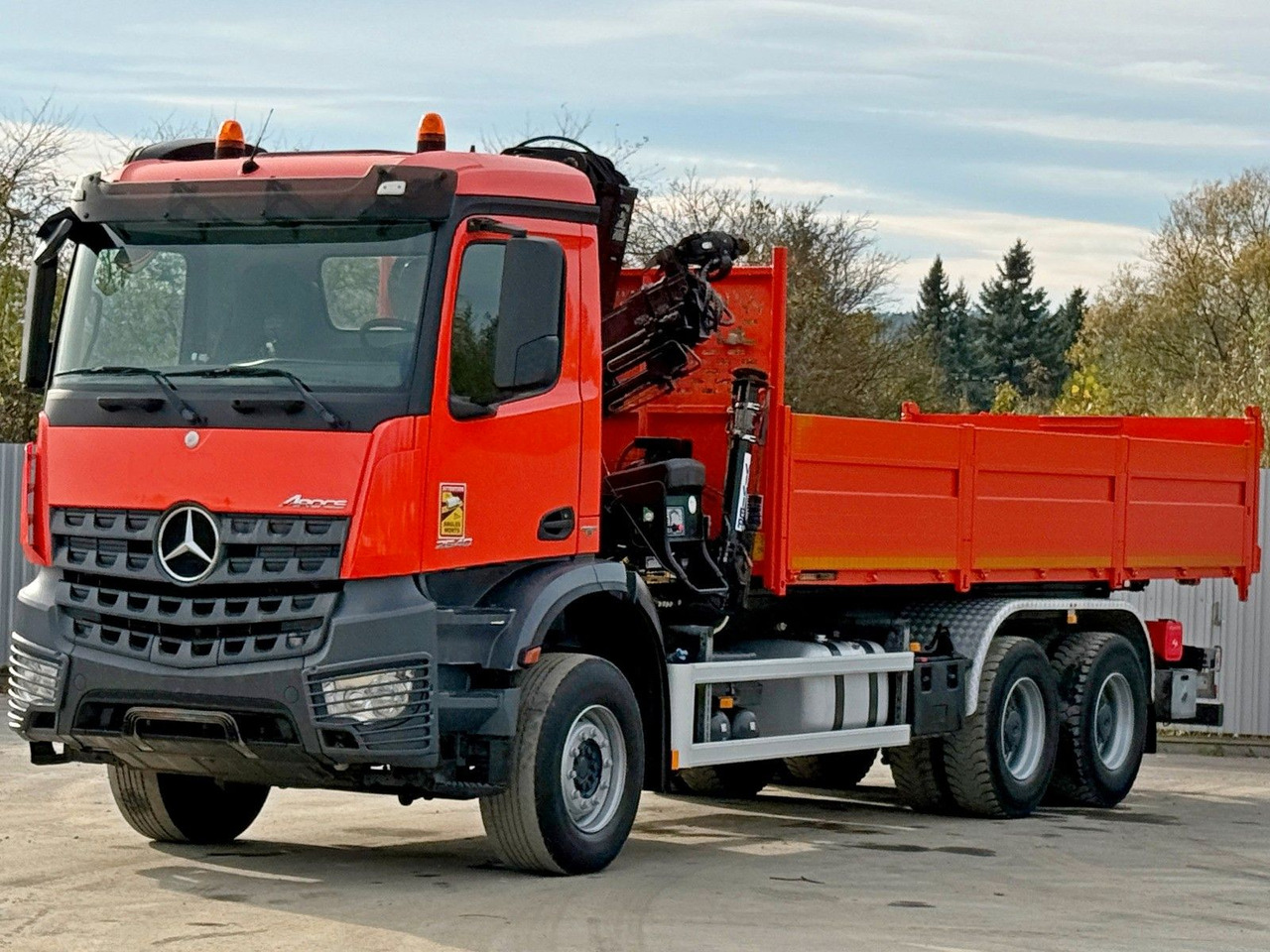 Mercedes-Benz AROCS 2640 *HIAB 144 BS - 3/FUNK + * 6x4 - Kipper, Autokran: das Bild 4 Mercedes-Benz AROCS 2640 *HIAB 144 BS - 3/FUNK + * 6x4 - Kipper, Autokran: das Bild 4