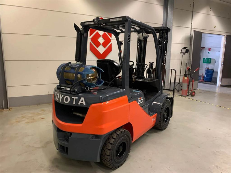 Treibgasstapler Toyota 02-8FGF30: das Bild 6
