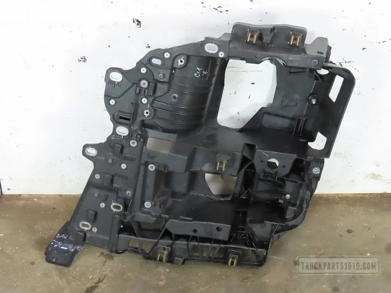 MAN Body & Chassis Parts Koplamp drager Li. - Stoßstangenecke für LKW: das Bild 1 MAN Body & Chassis Parts Koplamp drager Li. - Stoßstangenecke für LKW: das Bild 1