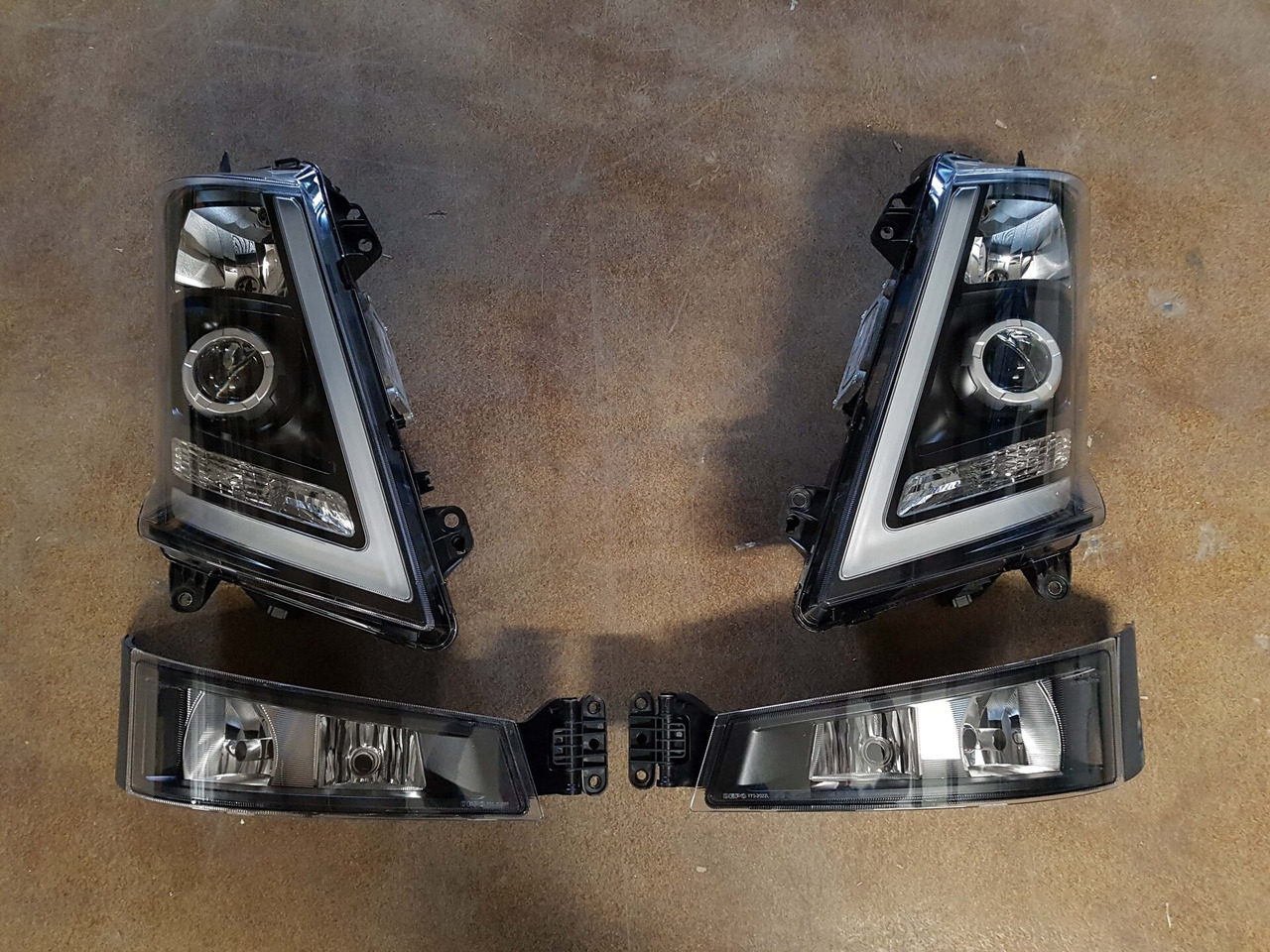 COMPLETE SET VOOR VOLVO FH4 (FH16 LOOK) DEPO XENON KOPLAMPEN + MISTLAMPEN LINKS EN RECHTS. 000126 - Nebelscheinwerfer für LKW: das Bild 1 COMPLETE SET VOOR VOLVO FH4 (FH16 LOOK) DEPO XENON KOPLAMPEN + MISTLAMPEN LINKS EN RECHTS. 000126 - Nebelscheinwerfer für LKW: das Bild 1