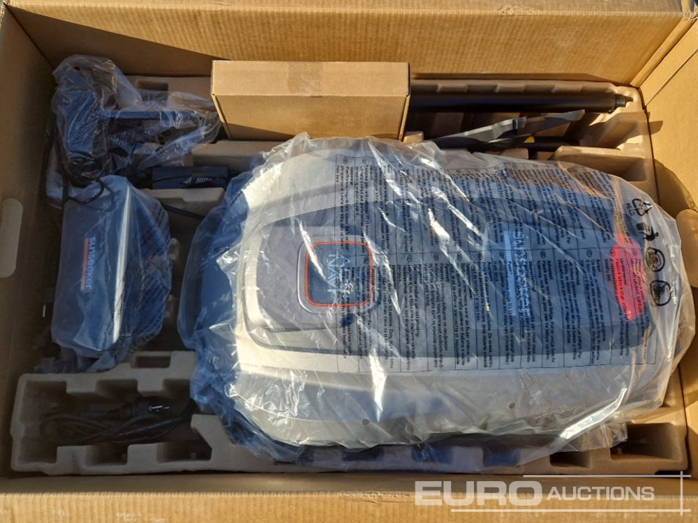 Unused SunSeeker X5 Robotic Lawnmower, 2,000m² - Baugeräte: das Bild 3 Unused SunSeeker X5 Robotic Lawnmower, 2,000m² - Baugeräte: das Bild 3