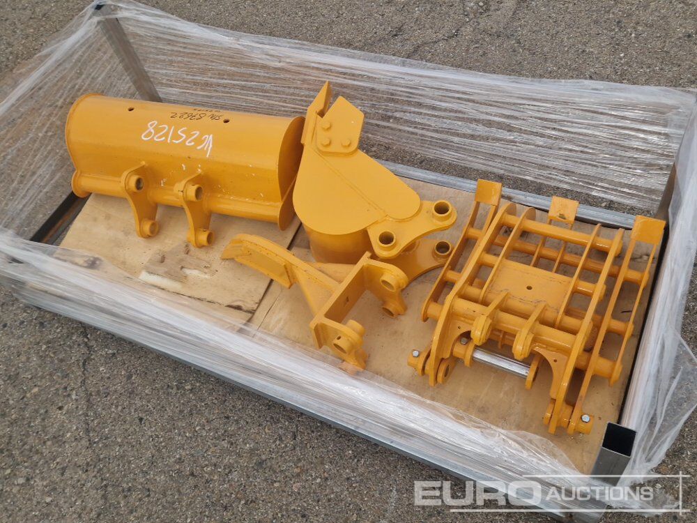 Set of Bucket, Ripper, Rake, Diggin Bucket - Baugeräte: das Bild 1 Set of Bucket, Ripper, Rake, Diggin Bucket - Baugeräte: das Bild 1