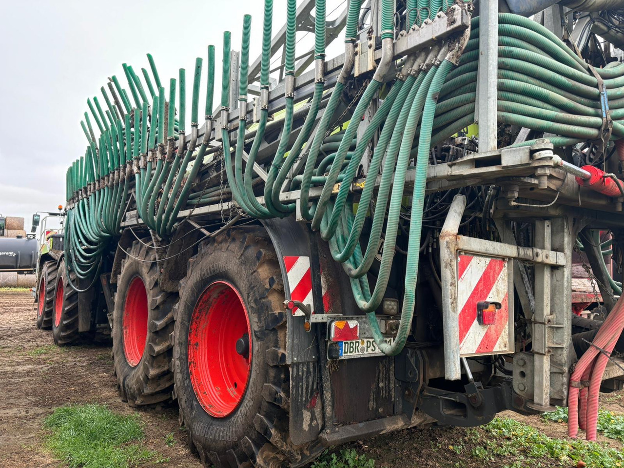 Claas Xerion 4000 SaddleTrac - Düngerstreuer: das Bild 2 Claas Xerion 4000 SaddleTrac - Düngerstreuer: das Bild 2