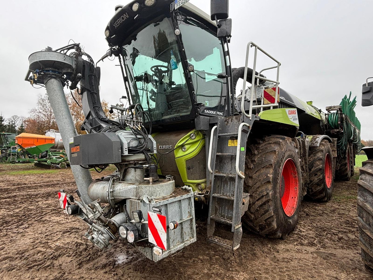 Claas Xerion 4000 SaddleTrac - Düngerstreuer: das Bild 1 Claas Xerion 4000 SaddleTrac - Düngerstreuer: das Bild 1