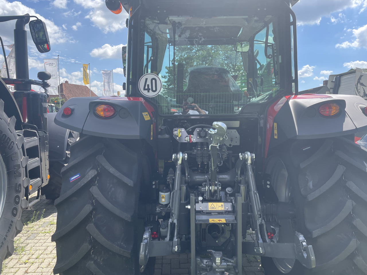 Massey Ferguson 5711M Dyna-4 4WD Cab - Traktor: das Bild 2 Massey Ferguson 5711M Dyna-4 4WD Cab - Traktor: das Bild 2