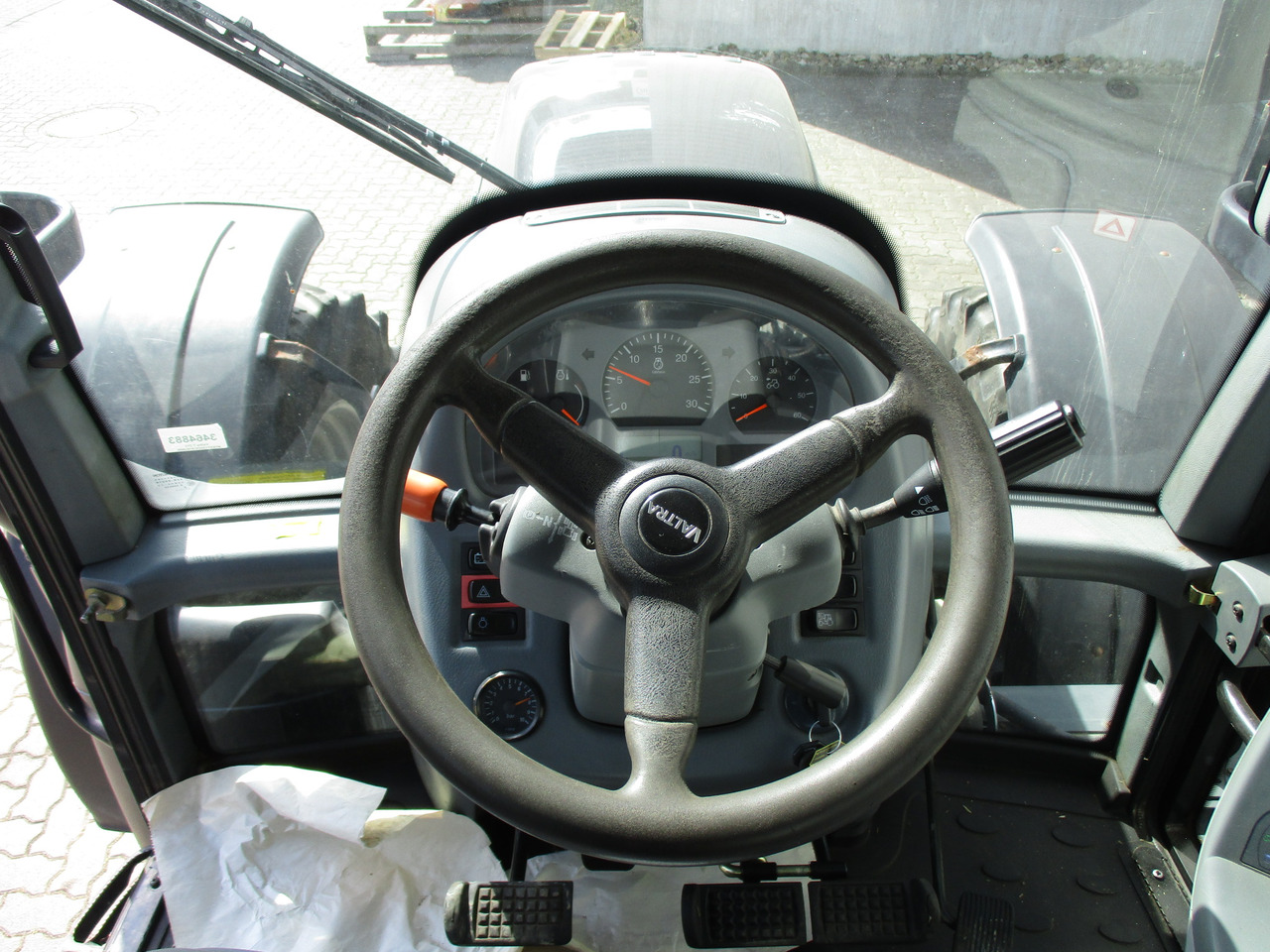 Valtra T 213 - Traktor: das Bild 3 Valtra T 213 - Traktor: das Bild 3