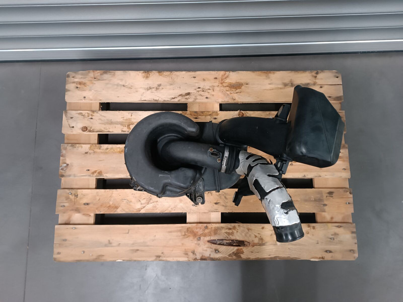 Nissan CABSTAR - Luftansaugsystem für LKW: das Bild 2 Nissan CABSTAR - Luftansaugsystem für LKW: das Bild 2