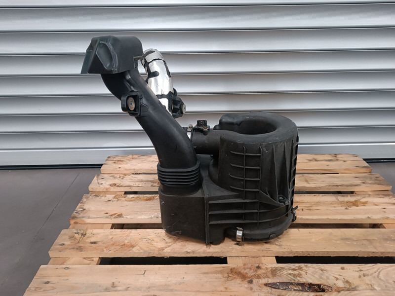 Nissan CABSTAR - Luftansaugsystem für LKW: das Bild 3 Nissan CABSTAR - Luftansaugsystem für LKW: das Bild 3