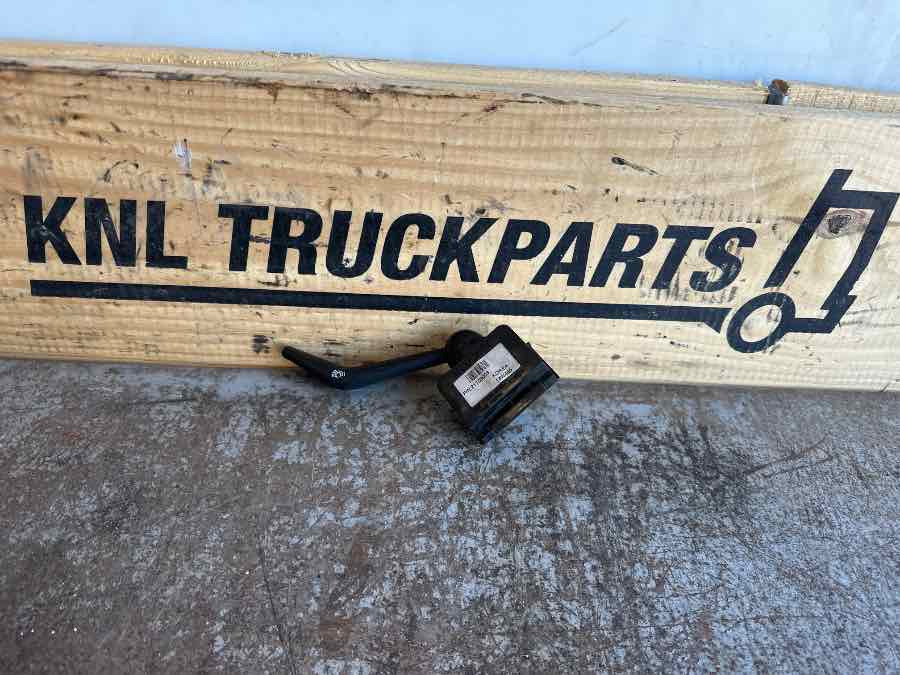 RENAULT LEVER SWITCH 7421709003 - Fahrerhaus und Interieur für LKW: das Bild 2 RENAULT LEVER SWITCH 7421709003 - Fahrerhaus und Interieur für LKW: das Bild 2