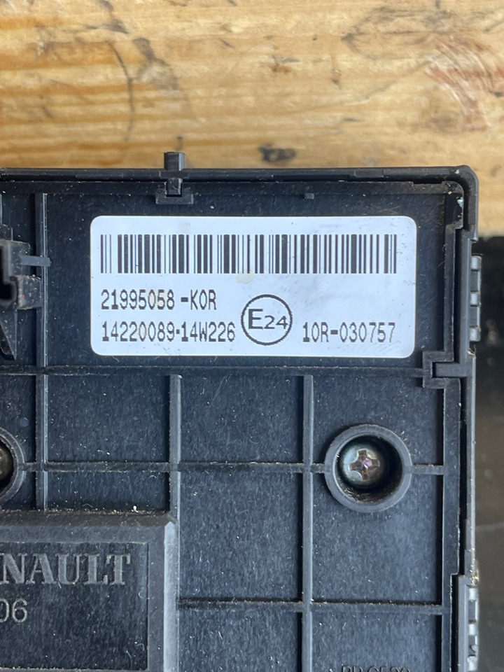 RENAULT SWITCH LIGHT 7421995058 - Fahrerhaus und Interieur für LKW: das Bild 2 RENAULT SWITCH LIGHT 7421995058 - Fahrerhaus und Interieur für LKW: das Bild 2