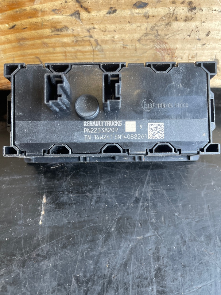 RENAULT SWITCH MODULE 7422338209 - Fahrerhaus und Interieur für LKW: das Bild 2 RENAULT SWITCH MODULE 7422338209 - Fahrerhaus und Interieur für LKW: das Bild 2