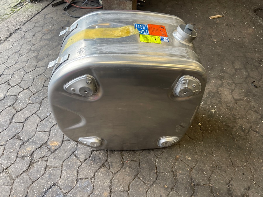 SCANIA FUEL TANK 2710455 - Kraftstoffaufbereitung/ Kraftstoffförderung für LKW: das Bild 2 SCANIA FUEL TANK 2710455 - Kraftstoffaufbereitung/ Kraftstoffförderung für LKW: das Bild 2