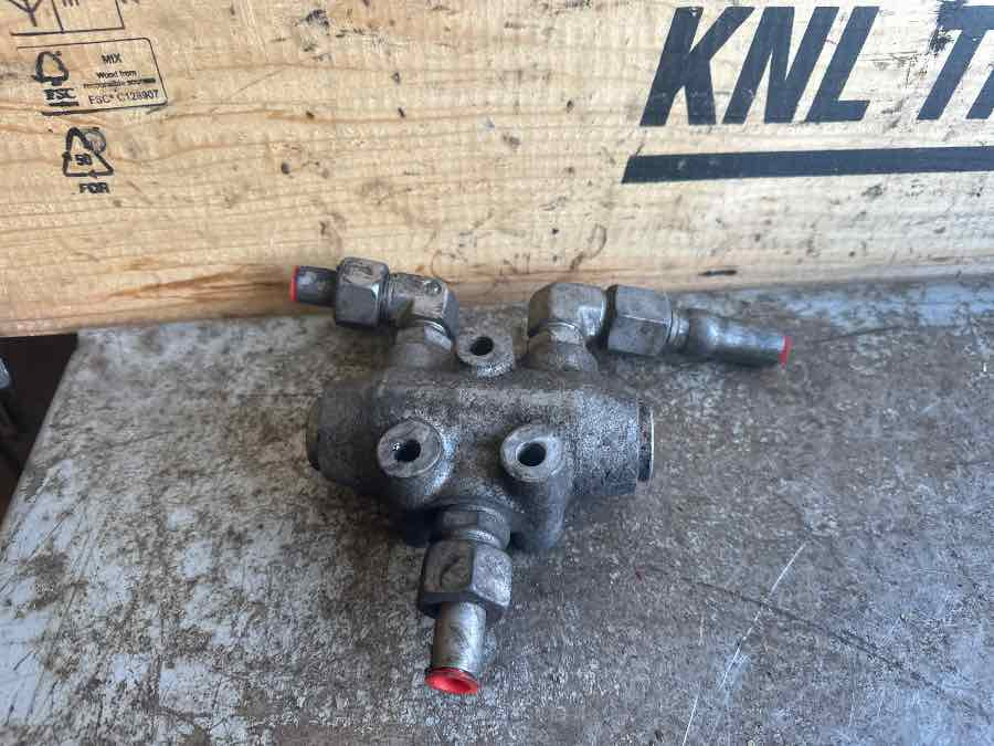 VOLVO STEERING VALVE 20757513 - Bremsventil für LKW: das Bild 1 VOLVO STEERING VALVE 20757513 - Bremsventil für LKW: das Bild 1