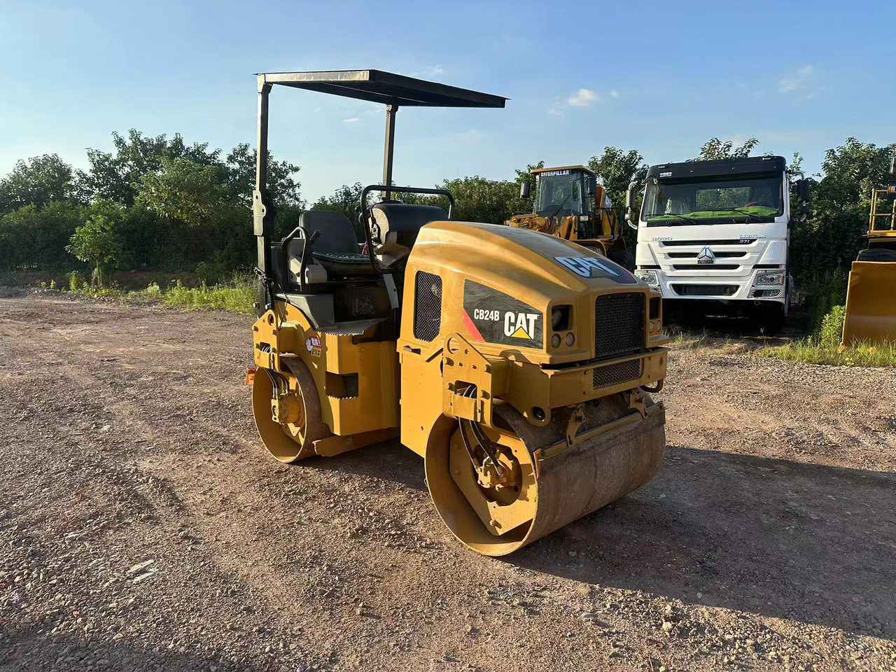 CATERPILLAR CB24B - Walzen: das Bild 1 CATERPILLAR CB24B - Walzen: das Bild 1