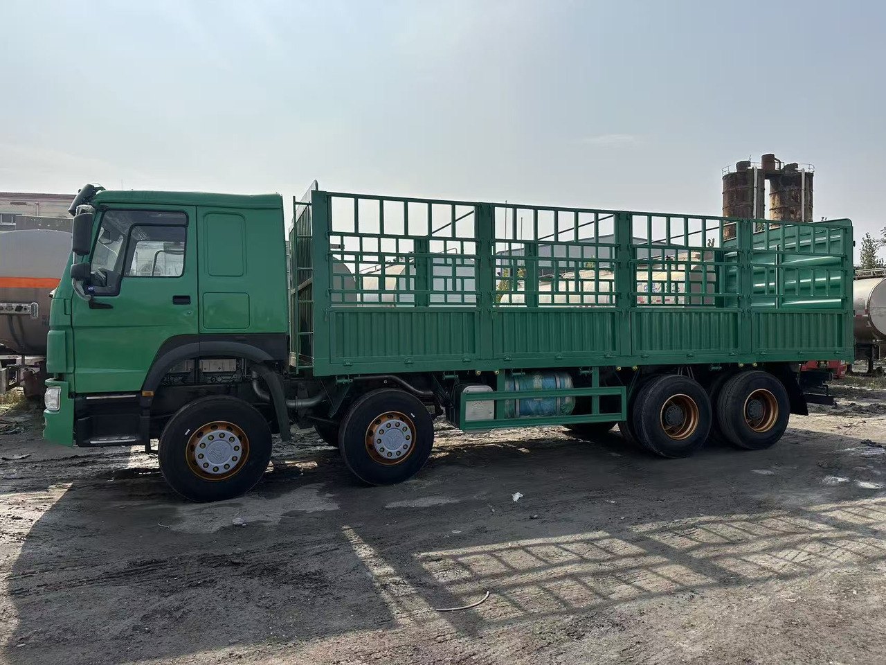 SINOTRUK HOWO 420hp 8x4 fence truck - Pritsche LKW: das Bild 3 SINOTRUK HOWO 420hp 8x4 fence truck - Pritsche LKW: das Bild 3