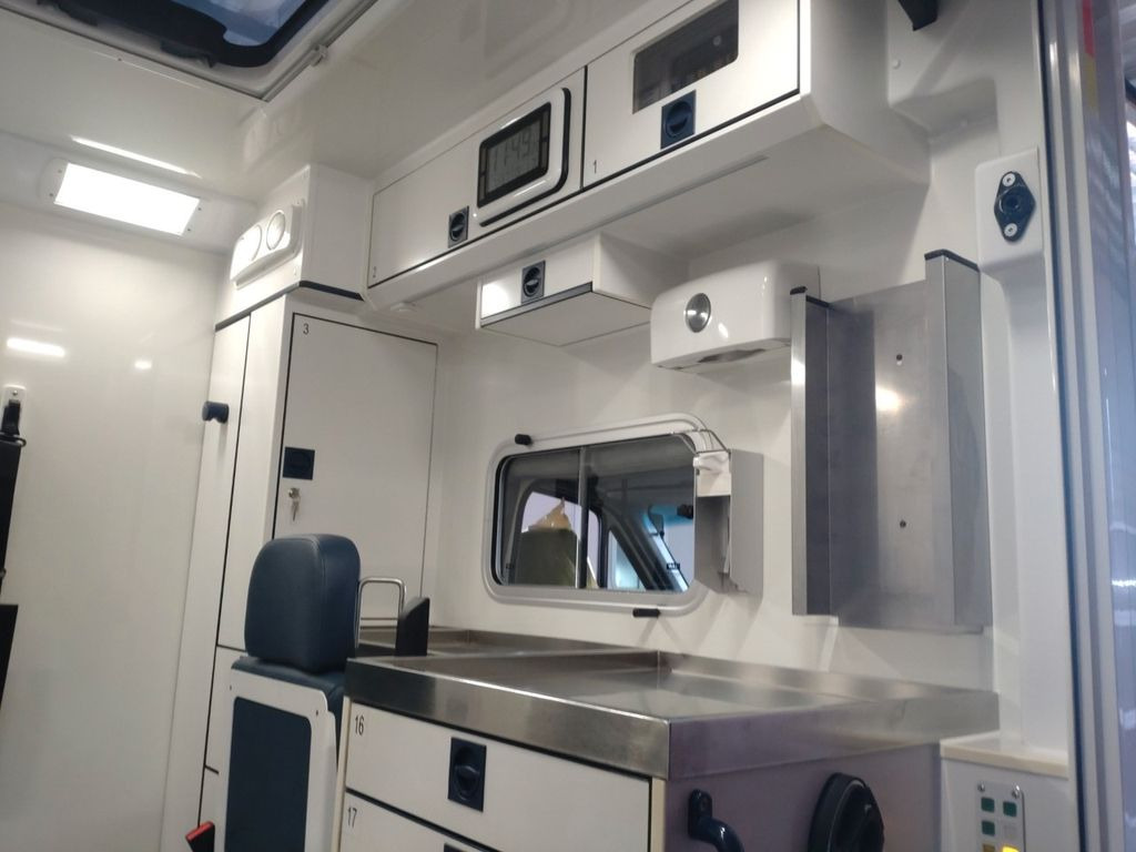 Krankenwagen Mercedes-Benz Sprinter 519 /  ATM 0km  4x on Stock: das Bild 11