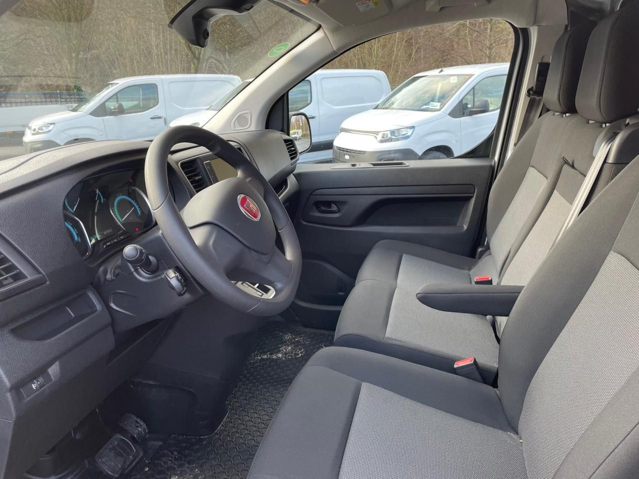 Fiat E-Scudo 75 kWh Kastenwagen L3 Klima Navi ZV Fiat E-Scudo 75 kWh Kastenwagen L3 Klima Navi ZV - Kleintransporter, Elektro-Transporter: das Bild 5 Fiat E-Scudo 75 kWh Kastenwagen L3 Klima Navi ZV Fiat E-Scudo 75 kWh Kastenwagen L3 Klima Navi ZV - Kleintransporter, Elektro-Transporter: das Bild 5