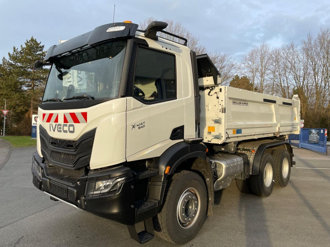 Iveco AD300X54Z HR X-WAY - Kipper Transporter: das Bild 2 Iveco AD300X54Z HR X-WAY - Kipper Transporter: das Bild 2
