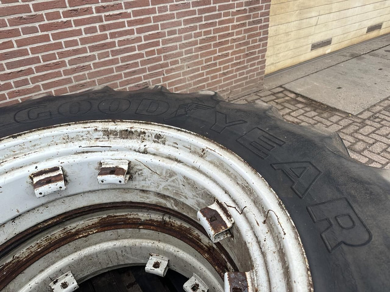 Goodyear 18.4 R38 - Felgen und Reifen: das Bild 4 Goodyear 18.4 R38 - Felgen und Reifen: das Bild 4