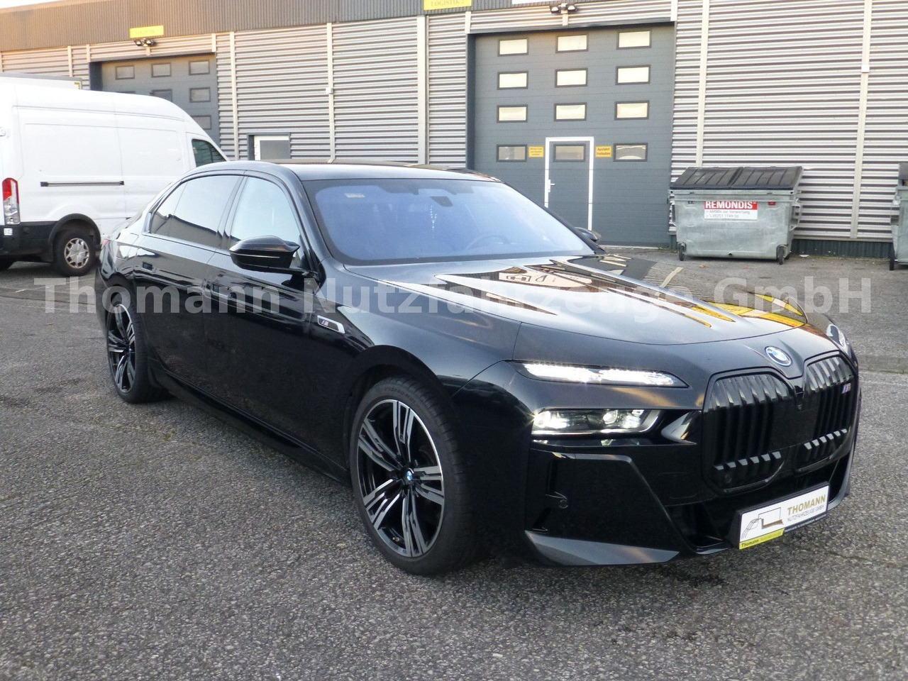 BMW M760 7 M760 e xDrive Cinema Sky Lounge 2x 21 Zol - Limousine: das Bild 4 BMW M760 7 M760 e xDrive Cinema Sky Lounge 2x 21 Zol - Limousine: das Bild 4