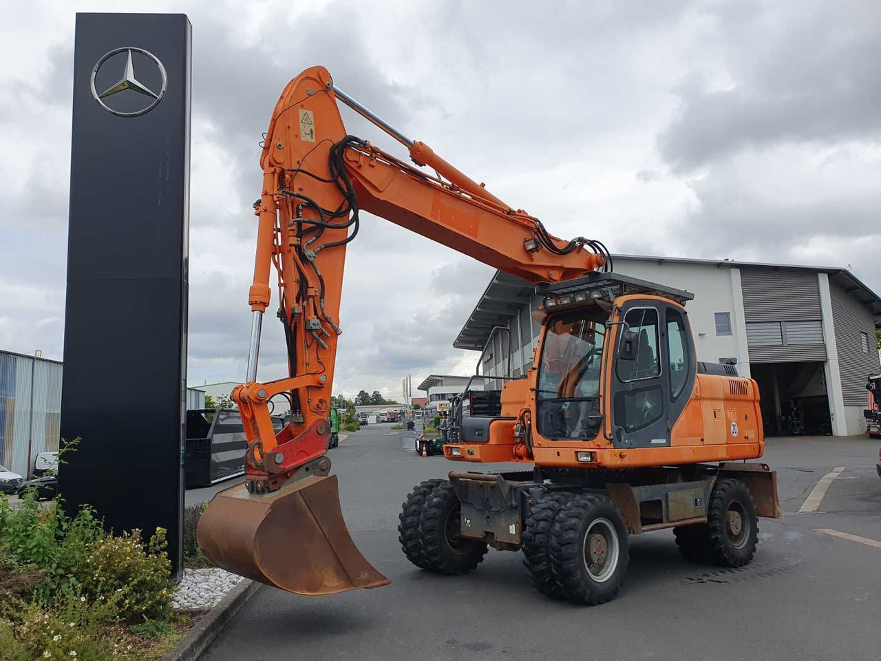 Doosan DX190W / 2008 / 12.349h / 1x Tieflöffel - Mobilbagger: das Bild 1 Doosan DX190W / 2008 / 12.349h / 1x Tieflöffel - Mobilbagger: das Bild 1